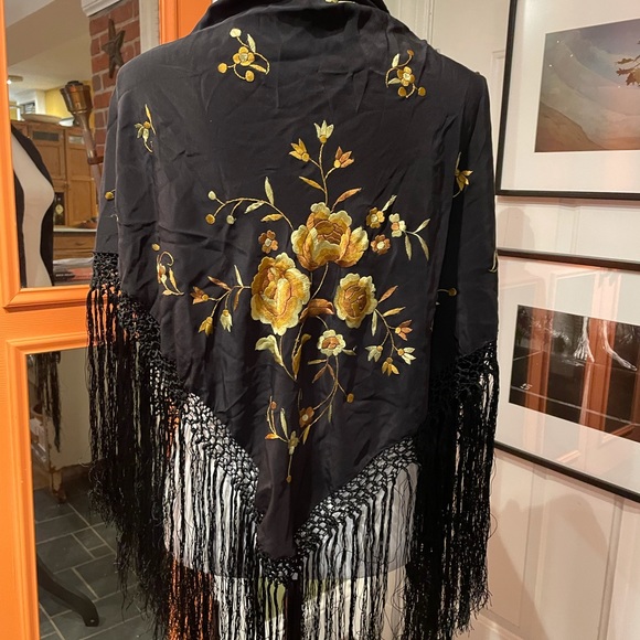 Black silk embroidered wrap - Picture 4 of 4